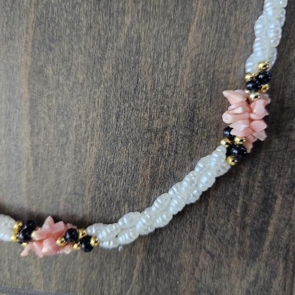 Vintage Elegant Mother of Pearl Coral and Black Onyx Necklace - Picture 4 of 7